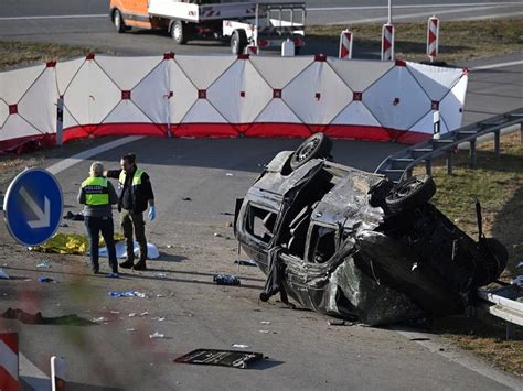 7 killed and 16 injured as a suspected migrant-smuggling vehicle crashes in southern Germany